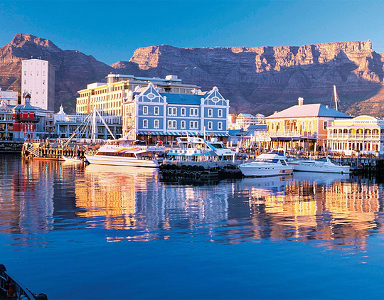 اسکله و مرکز خرید V&A Waterfront